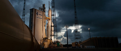 Tên lửa Ariane 5 ngay trước giờ phóng tại Kourou (Guyana).  
